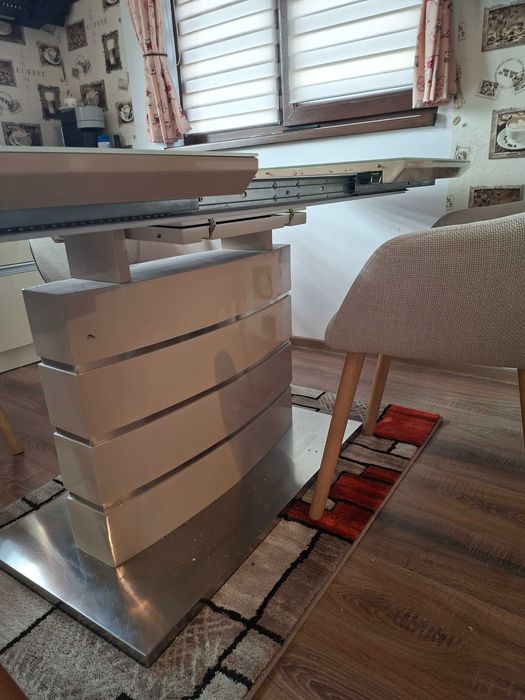Vând masa de bucatarie  extensibila cu blat de sticla