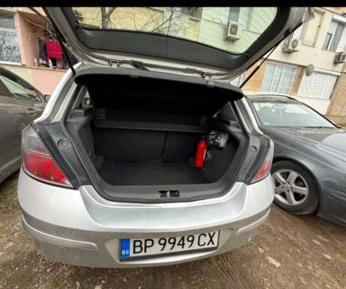 Продавам лек автомобил