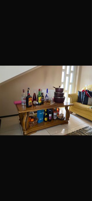 Vand set canapea+ doua fotolii si masa din lemn masiv