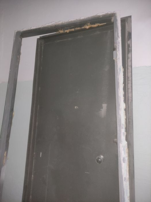 Железная дверь с косяком