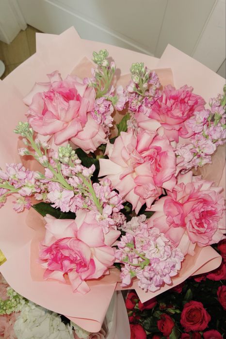 4 свежих букета роз.