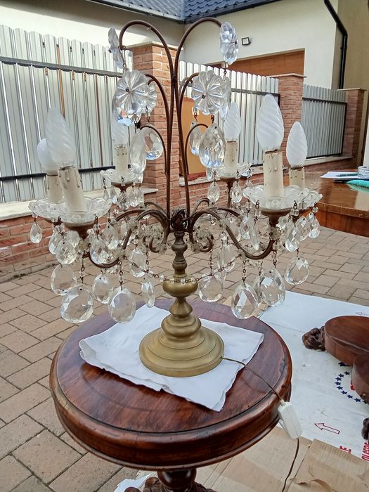 Măsuță și lampă cu aplicații din cristal