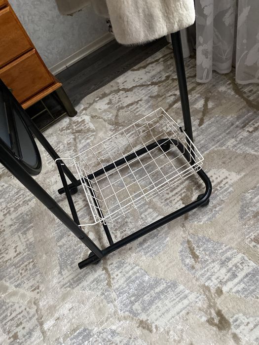 Продам напольную вешалку с зеркалом