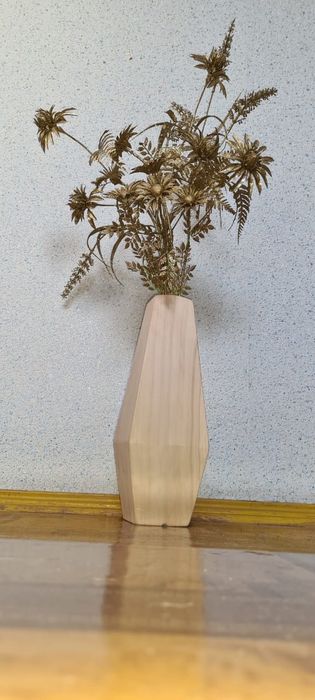 Ваза из цельного дерева.