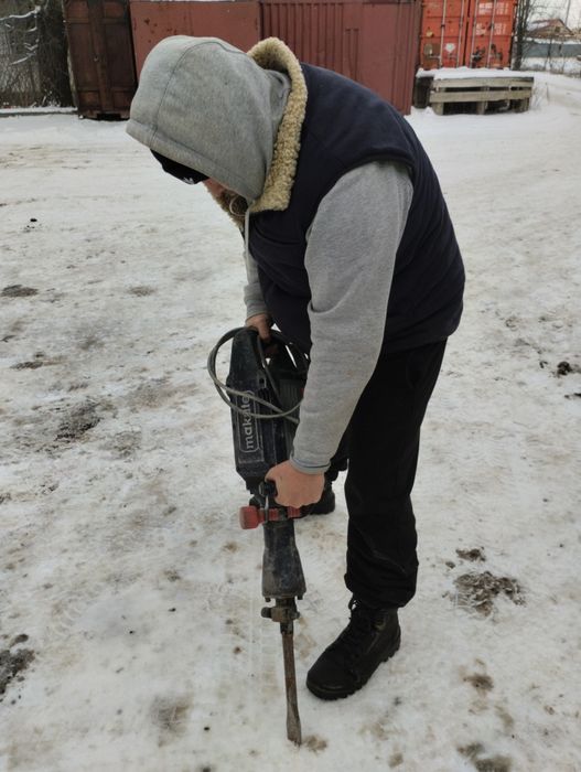 Копаем могилы, ямы и т.д..  Қабір, шұңқыр және т.б. қазамыз.