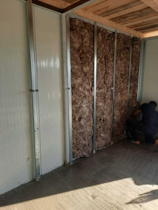 Casa modulara din structura metalica si panou sandwich termoizolant