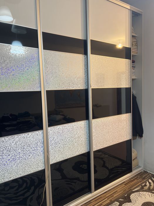 Vind dulap dresing pe sină ,model deosebit,lucios,3usi culis