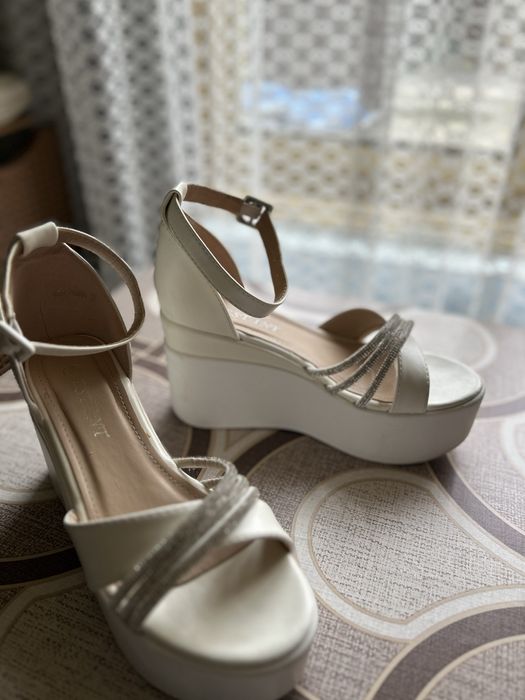 Sandale cu platformă