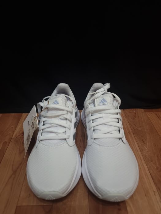 Кроссовки adidas былого цвета