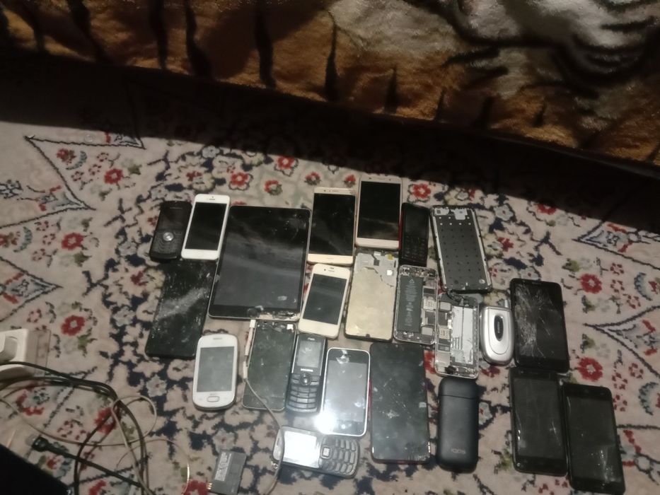 Продам телефоны на запчасти