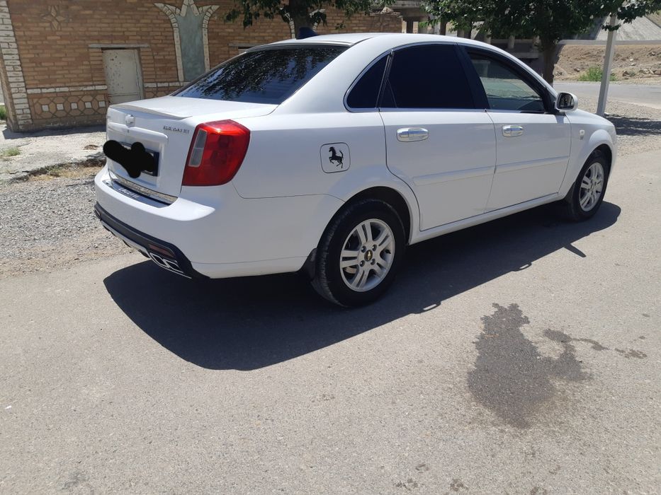 Ласетти 1.8 сотилади