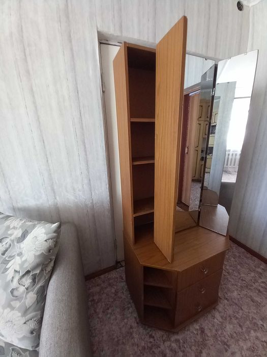 Продам трельяж прихожей и спальни