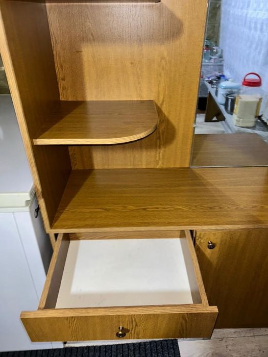 Тумба с зеркалом и полочками