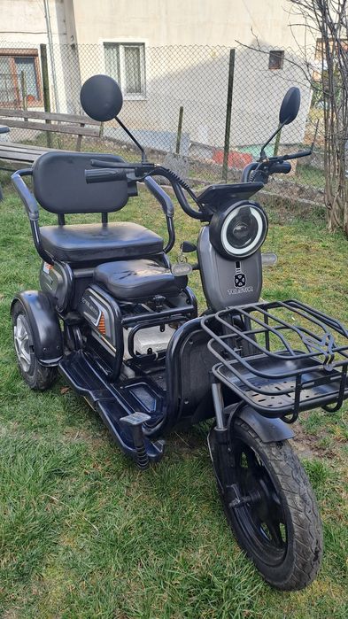 Триместна електрическа триколка