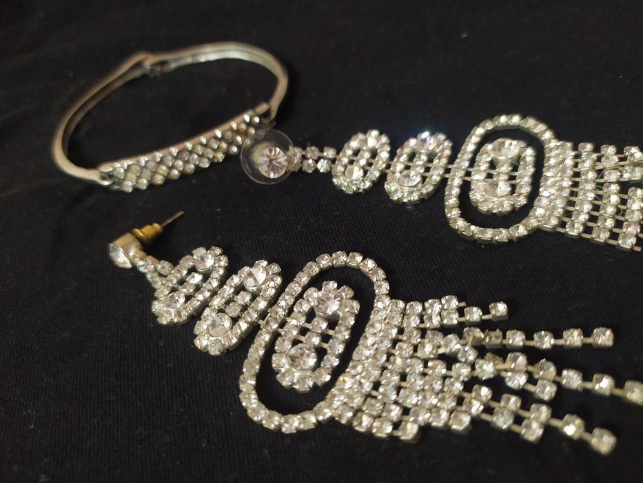 Отдам за 2500тн,серьги,+бонус браслет