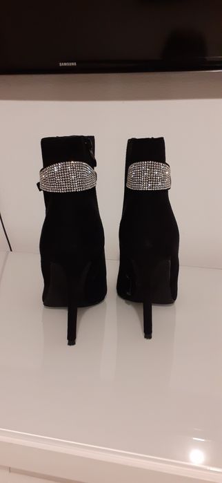 Botine imitatie piele intoarsaa cu strasuri