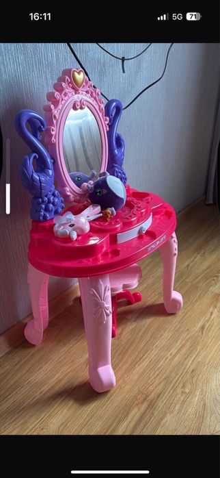 Продам туалетный столик для девочки