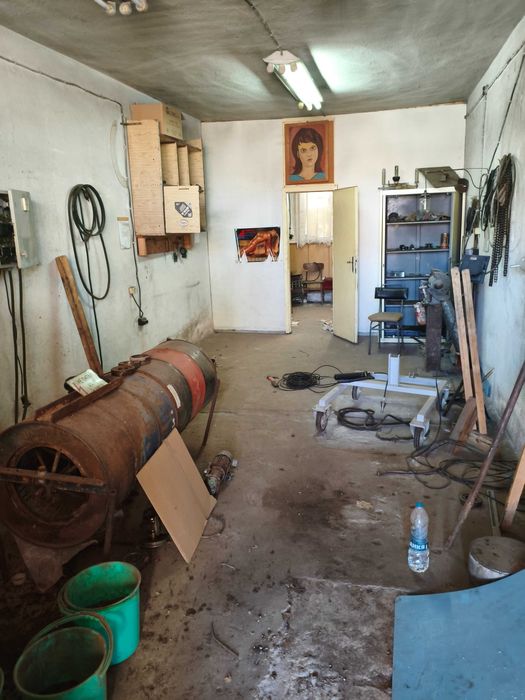 Продава се Промишлен имот с площ 5800 кв.м ТИР достъп, 11 бр. сгради с обща застроена площ 2000 кв.м.