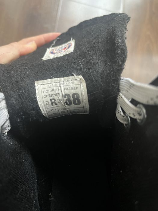 Хоккейные коньки р-р 38