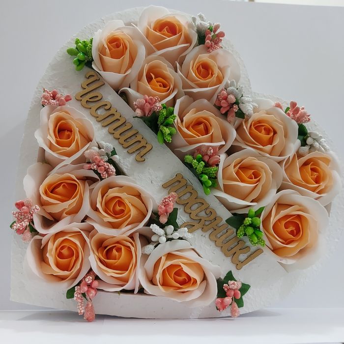 Кутия "сърце " аранжирана със сапунени рози