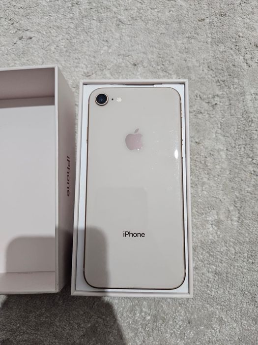 Продам айфон 8.