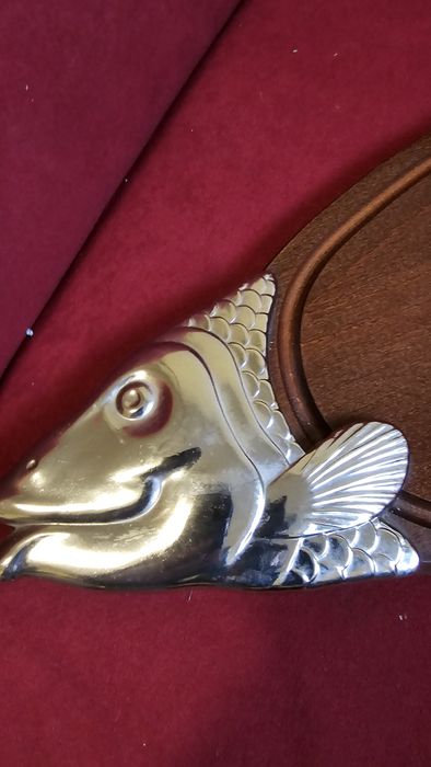 Platou pentru servit pește din lemn si metal argintat.