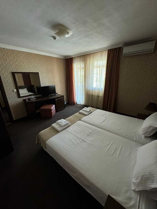 ХОТЕЛ с РЗП 1300 кв.м., работещ, град Карлово