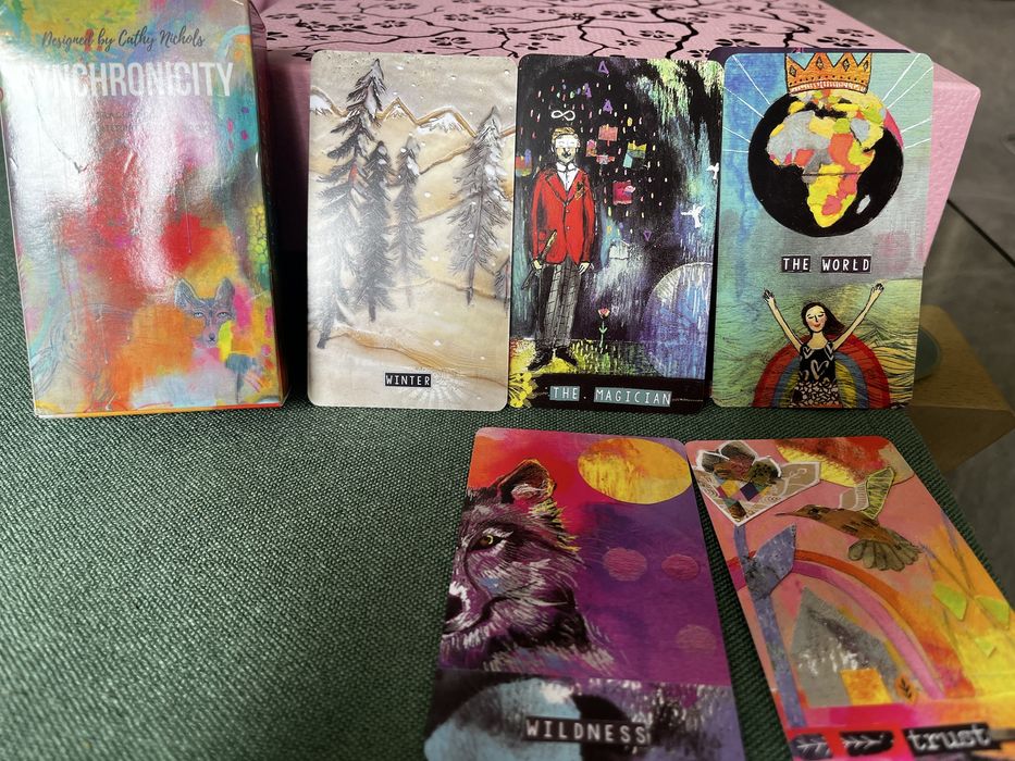 Различни видове Таро карти и Оракули