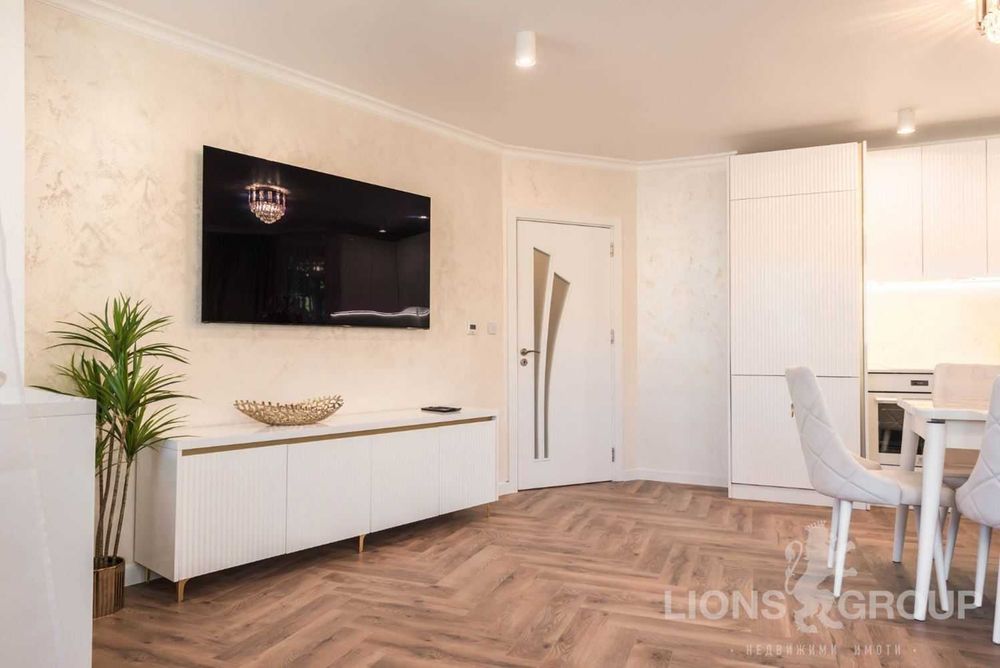 Дава се под наем Тристаен апартамент в Варна, Център - 100 кв.м за 1650 € - Снимка #8