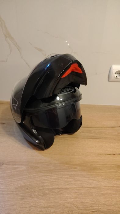 Cască moto flip up  ochelari soare integrați.