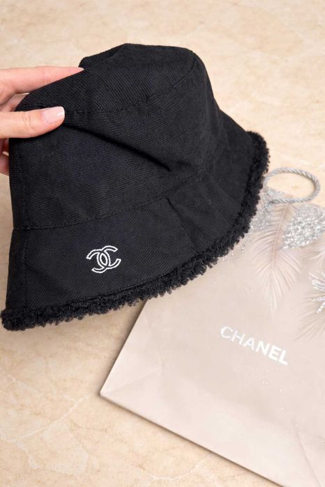 chanel  двулицева черна шапка с периверия пухкава нова шанел унисекс