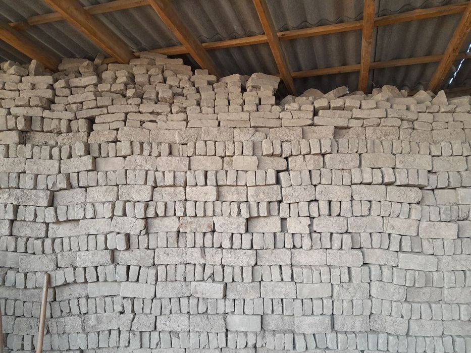 Xom g'isht sotiladi. 400 so'm