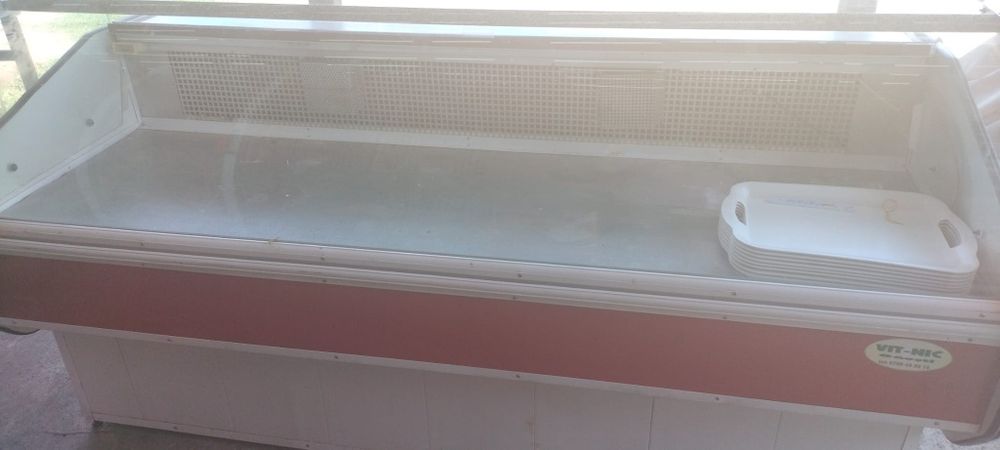Vind vitrina mezeluri. Bauturi  si masa biliard