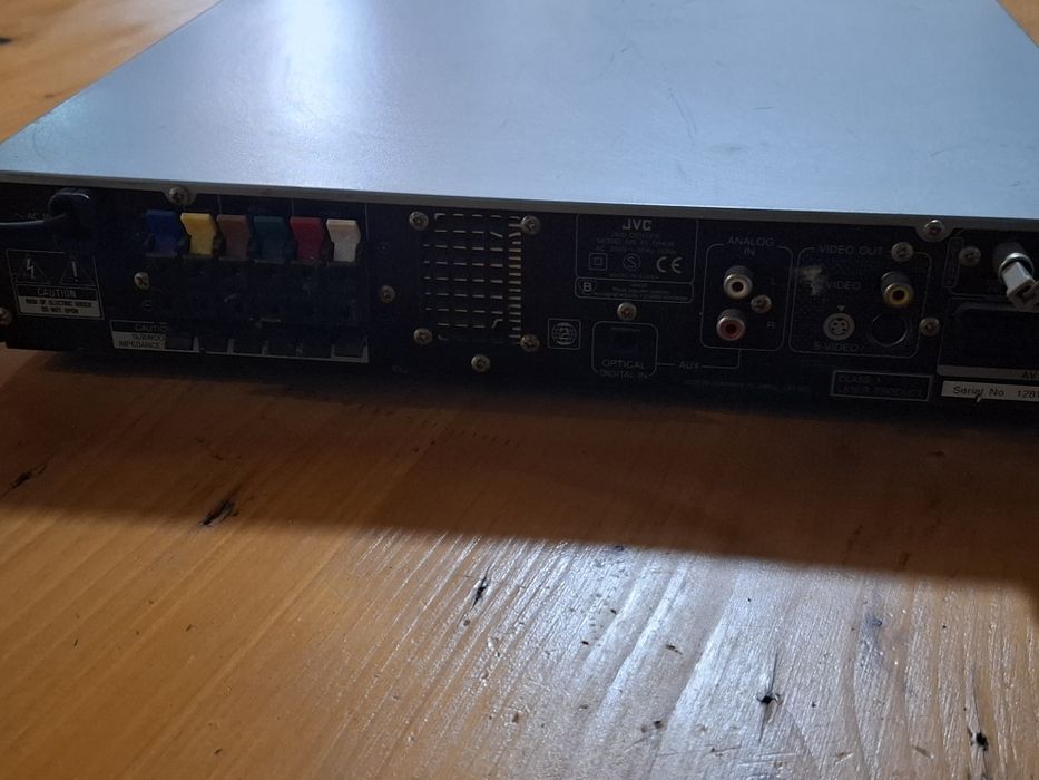 Продавам домашно кино jvs
