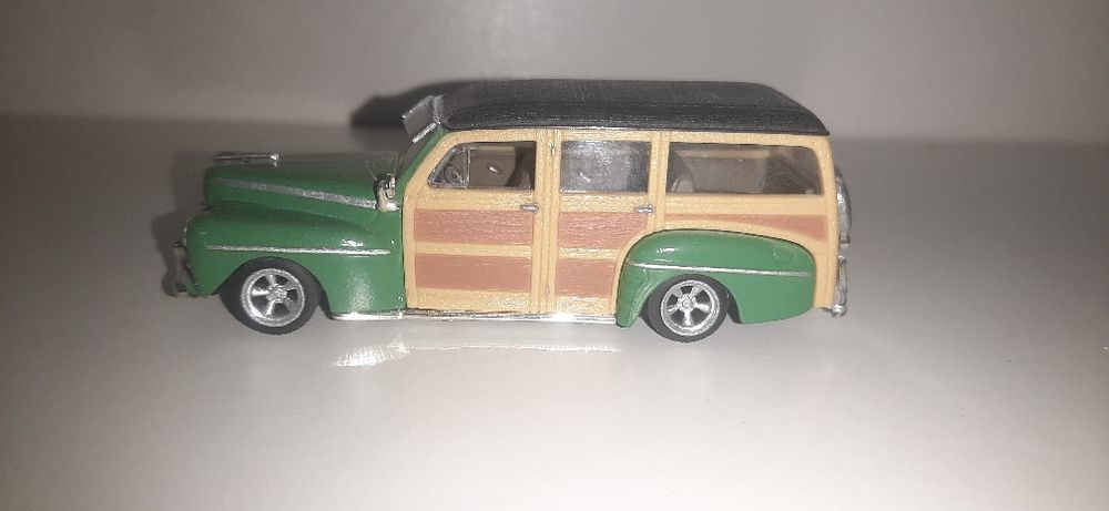 Модель автомобиля Ford woody 1/43.