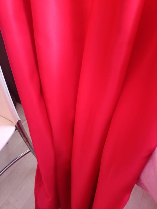 Продаю шторы  красные