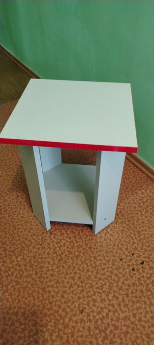 Продам Журнальный столик и табуретки