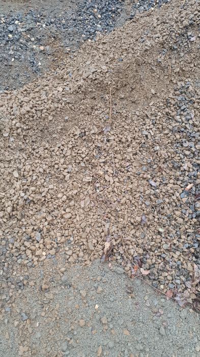 Nisip balast moloz pământ piatra.