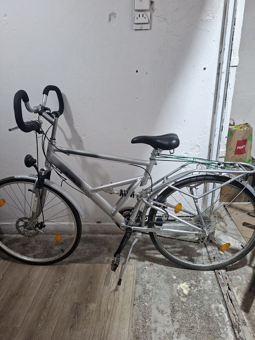 Bicicleta cu suspensi si roti noi.