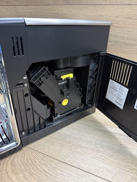 Продавам кафемашина Saeco PicoBaristo Type:HD8927