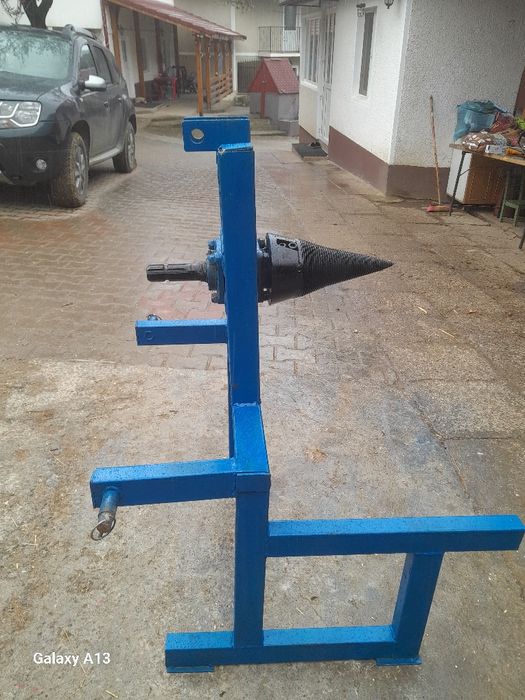 Vând despicator lemne pentru tractor detali la tel  0766783905