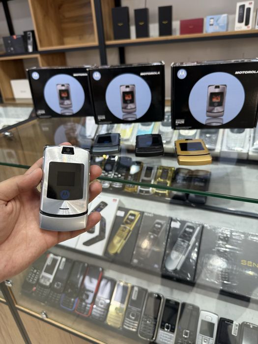 Motorola Rezr V3 i  LEGENDA новый пачка