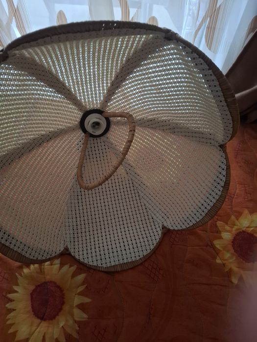 Лампион висящ от естествени материали с възможност за удължение.