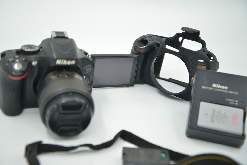 Nikon D5100 si obiectiv kit 18-55 Aparat Foto cu accesorii Camera se vinde alaturi de inca o baterie En-El 14  lampa video