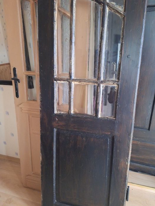 Стара двойна дървена врата