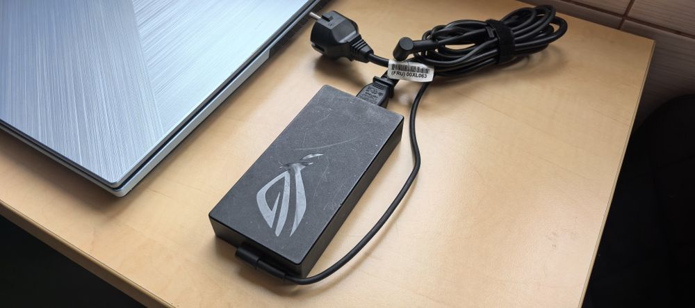 Laptop Asus ROG Strix G_17.3"FHD_i5 9300H_GTX 1650 4GB_SSD_DEFECT_