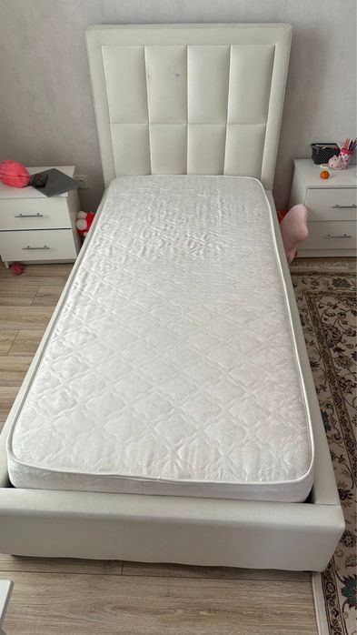 Кровать с матрасом