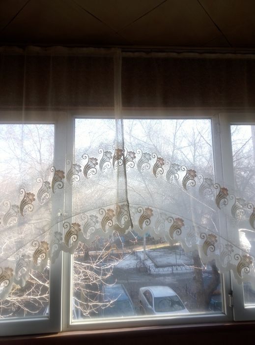 Шторы кухонные по 150 см.2 штуки.