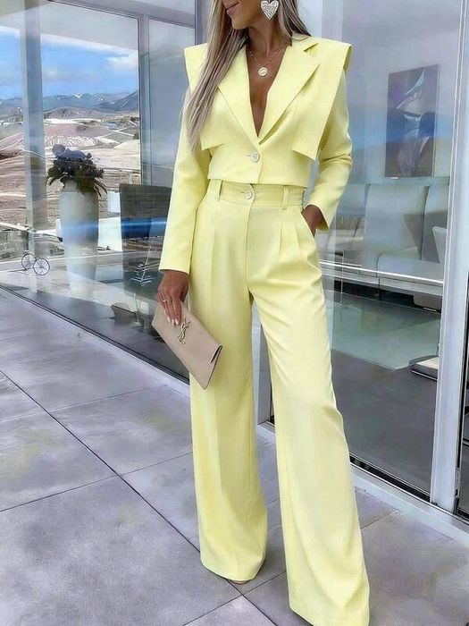 Елегантен дамски костюм