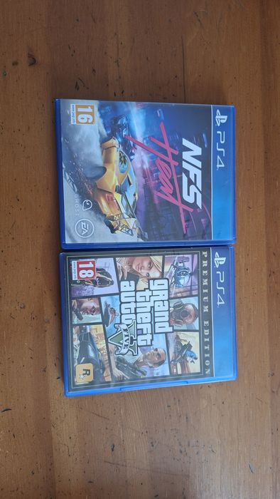 Продавам PlayStation 4 (PS4) – Пълен комплект + 2 игри